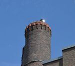 Op de karakteristieke schoorsteen is een foeilelijke schoorsteenturbine gezet.
<br/>
Richard Keijzer, 2014-08-12